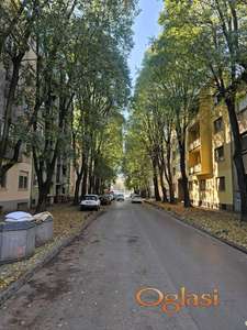 STARI GRAD MALI SALONAC Retko u ponudi 21m2  plafoni 3.2m Vojvode Mišica