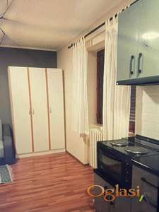  KOMPLETNO NAMEŠTENA GARSONJERA, INFORMATIKA URAČUNATA U CENU - PODBARA