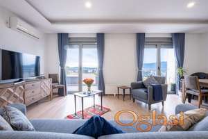 Dvosoban stan sa velikom terasom u kompleksu s bazenom u Tivtu