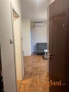 Odmah useljiva nameštena garsonjera