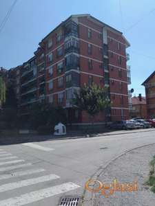 Izdaje se kompletno renoviran i namesten stan 30m² slobodan od 01.04.2026. godine na petom spratu u zgradi sa liftom na bul. Nemanjica