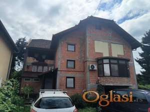 Prodaje se kuća u centru Sremske Kamenice sa placem od 695m²