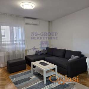 Izdaje se potpuno namešten jednoiposoban stan površine 52 m² na Bulevaru.