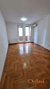 Noviji dvosoban stan u centru Novog Sada
