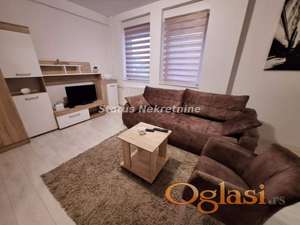 LEPO NAMEŠTENA RENOVIRANA GARSONJERA 27M2 IZA RIBLJE PIJACE, BLIZU CENTRA, KEJA