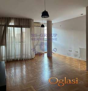 Izdaje se troiposoban polunamešten stan na Grbavici, na četvrtom spratu zgrade sa liftom, uredan i odmah useljiv.