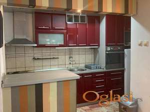 Povoljno! Izdajem dvoiposoban namešten stan u Nišu