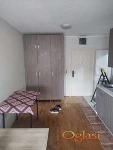 NAMEŠTENA GARSONJERA NA NOVOJ DETELINARI  U NOVOGRADNJI 220 EVRA