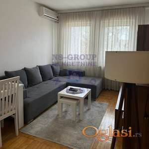 Izdaje se odlična garsonjera u neposrednoj blizini Bulevara oslobođenja.