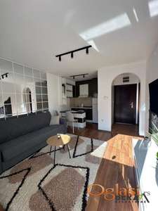 Kompletno nameštena garsonjera na Novoj Detelinari