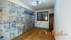 Izdaje se prazan, četvorosoban stan na svega par minuta od centra grada.