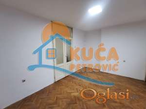 Izdaje se dvoiposoban stan u centru, 52m2, na trećem spratu