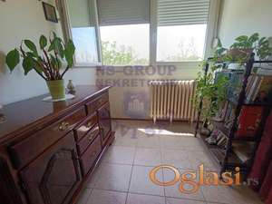 Na prodaju svetao i funkcionalan dvoiposoban stan na poslednjem spratu!