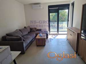 Izdaje se potpuno nov, moderno namešten dvosoban stan površine 53 m²