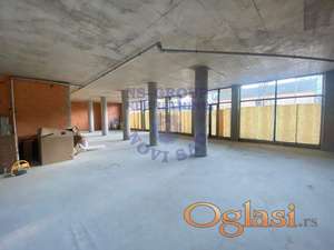 Izdaje se ulični lokal površine 400m² na odličnoj i frekventnoj lokaciji u Novi Sad.