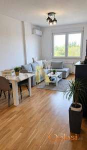 Nov, dvosoban stan u kompleksu Square garden