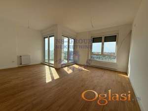 Nov, useljiv četvorosoban stan! Vrhunski !
