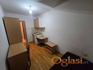 izdaje se manja garsonjera sa svim troskovima  200 eura iskljucivo  za jednu devojku.