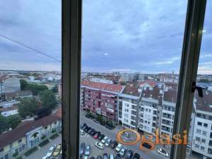 TROSOBAN KOMFORAN STAN, NA 5 MINUTA OD CENTRA GRADA, POSLEDNJI SPRAT SA POGLEDOM!