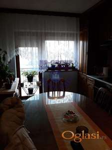 Plac 607,5 m2 sa kućom od 200 m2 i pomoćnim objektom od 100 m2!