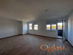 Prodaje se prostran četvorosoban stan površine 84m2