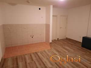 Dvorišni stan pogodan za zivljenje ili poslovni prostor