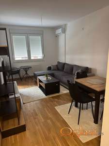 Izdajem stan sa parking mestom