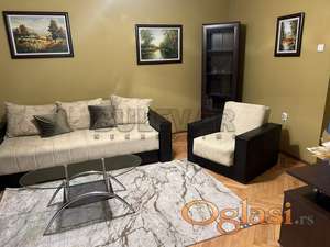 Trosoban  stan  u  centru, kompletno  opremljen, I  sprat, 78 m2