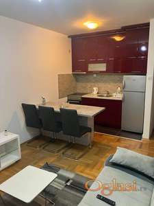 NAMEŠTENA GARSONJERA U CENTRU/ AVGUSTA CESARCA ULICI 300 EVRA