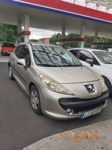 Pezo 207 stranac 1.4b 16v 65kw 2007 god. Dovezao sam ga iz Ljubljane na tockovima. Pali se lampica od ulja. Motor je palio, radio i tako se vozio, sada nije u voznom stanju jer je na popravci. Trenutno je ovako stanje kao na slikama, skinut prednji branik, farovi, izduvna grana sa katalizatorom...Sve je to tu u gepeku i ide uz auto. Majstor kaze da su bregaste zajedene i da trebaju da se menjaju, oni nemaju vremena da rade, ne isplati mi se da cekam, ovako ga dajem za iste pare koliko me sve ukupno na kraju kosta. Ima lepe alu felne, original katalizator je tu u gepeku sa izduvnom granom. Muzika, digitalna klima, 4 iste letnje gume, ima rezervni tocak, policu u gepeku, daljinsko, maglenke, lep kozni volan...Prodaje se ovako kompletan ali sa skinutim branikom kao sto sam vec napisao za 1000e FIXNO. Sabac ili ocarinjen za 2500e. 0645777186