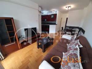 Izdajaje se jednoiposoban namešten stan u centru na keju, 42m2, garažno mesto