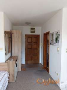 NAMEŠTENA GARSONJERA SA VELIKOM TERASOM