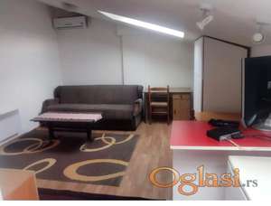 Izdaje se kompletno nameštena garsonjera u centru Niša