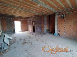 Kuća u sirovom stanju na tri nivoa, ukupne površine oko 600m2