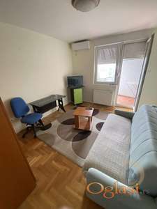 <p>ODLIČNA KOMFORNA GARSONJERA SA NISKIM REŽIJAMA, BULEVAR EVROPE