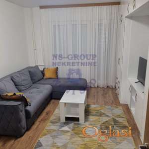 Izdaje se renoviran dvosoban stan na Novom Naselju, površine 62 m², na trećem spratu.