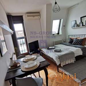Izdaje se kompletno nameštena garsonjera površine 22m² na Bulevaru