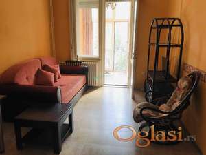 FENOMENALAN JEDNOSOBAN SALONSKI STAN U CENTRU – KEJ- izuzetna ponuda 