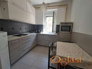 Polunamešten dvosoban stan 62m2, centar