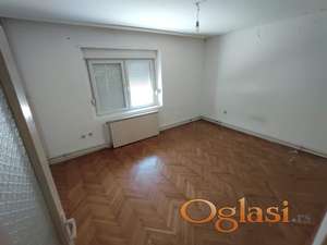 Spratna kuća na odličnoj lokaciji u Kaću!