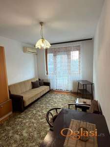 NAMESTENA GARSONJERA U CARA DUSANA