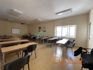 Poslovi prostor, površine 1000m2,u centru grada. 
