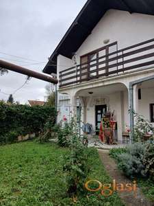 Na prodaju dve kuće u jednom dvorištu - Šest Topola