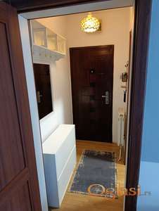 Garsonjera nameštena blizu centra