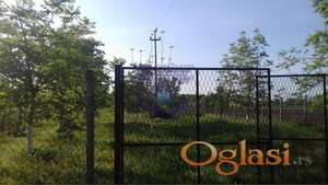 Ravan plac sa preko trideset stabala voća