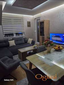 Trosoban stan u centru Rume, lux