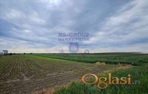 Odličan plac na ulazu u Kać