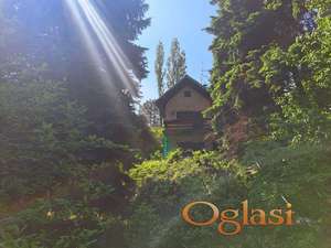 Prostran plac sa vikendicom na prodaju