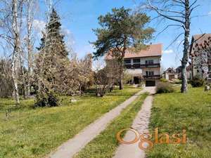 PROSTRANA KUĆA SA HALOM NA VELIKOM PLACU – IDEALNA ZA PORODICU I BIZNIS