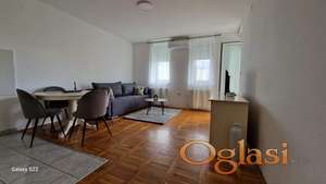 **Izdaje se luksuzno opremljen dvosoban stan – 47 m², Nova Detelinara, 4. sprat**